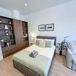 Modern Studio Apartments & 3Bedroom Flat With Pvt Balcony Steps From Regent\'S Park